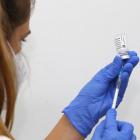 Una enfermera prepara una dosis de la vacuna AstraZeneca