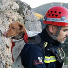 Rescatan un perro atrapado una noche en la presa de Canelles