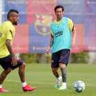 Arturo Vidal y Messi, durante el entrenamiento de ayer del FC Barcelona.