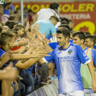 Los jugadores del Lleida, con Álex Felip al frente, saludan a la afición del Gol Nord tras ganar al Nàstic.