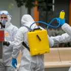 Efectivos de la UME durante la desinfección de residencias.