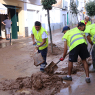 Voluntarios colaboraron ayer en la limpieza de barro en Alcanar.