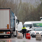 Un dels controls policials imposats a les entrades dels municipis de la conca d’Òdena.