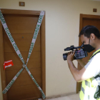 Un càmera pren imatges de l’habitatge on va tenir lloc l’assassinat a Rincón de la Victoria.