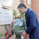 El jefe del Ejecutivo central en funciones, Pedro Sánchez, ayer, dejando un ramo a Las Trece Rosas.