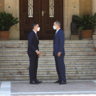 El president espanyol, Pedro Sánchez, amb Felip VI, ahir, a les portes del Palau de Marivent.