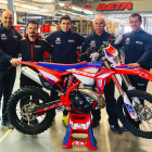 Ramon Quer, en el centro, posando junto a su nueva moto y parte del equipo Beta Trueba.