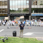 Los manifestantes ayer delante de la delegación del Govern. 