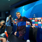 Ernesto Valverde ayer al entrar en la sala de prensa.