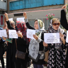 Mujeres afganas protestan por segundo día para exigir presencia femenina en el futuro Gobierno.