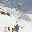 Aficionats a l’esquí de muntanya pujant un pendent senyalitzat a l’estació de Boí Taüll.