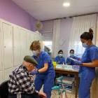 Un residente y una enfermera reciben la vacuna ayer en Balaguer y Mollerussa respectivamente. 