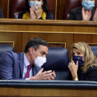 El presidente del Gobierno de España y secretario general del PSOE, Pedro Sánchez, y la vicepresidenta segunda del Gobierno, Yolanda Díaz, conversan en una sesión plenaria