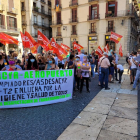Protesta - Els treballadors dels serveis de neteja de l’Aeroport del Prat es van concentrar ahir a la plaça de Sant Jaume per demanar el final de l’ERTO donada la reactivació de les instal·lacions. Els empleats van denunciar la “sobrecàrr ...