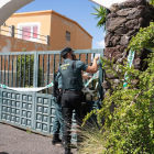 Guardias civiles, ayer, ante la casa del padre de las pequeñas.