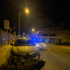 Estado en el que quedó el vehículo conducido por el menor tras estrellarse contra una farola. 