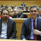 Iglesias y Sánchez en una imagen tomada en el Senado.