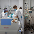 Personal sanitario del Hospital Parc Taulí de Sabadell trabaja en la UCI para enfermos de Covid-19.