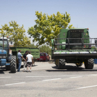 Protesta ayer de Unió de Pagesos en Sant Martí de Maldà con las cosechadoras y los tractores parados.