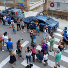 Eugeni Roselló s’abraça amb la seua mare, Pilar Solé, diumenge a l’arribar a la Pobla de Segur.