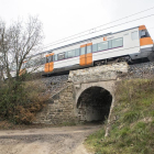 Tren aturat sobre un pont a prop de Sant Guim de Freixenet.