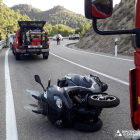 La moto accidentada ayer en la carretera A-211 en Mequinensa. 