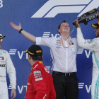 Lewis Hamilton celebra la victòria al Gran Premi de Rússia amb el director d’equip de Mercedes.