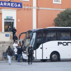 Imagen de los pasajeros subiéndose ayer al autocar en la estación de tren de Tàrrega.