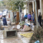 Treballs de neteja a l’Albi dimecres al matí, després del temporal que va inundar els carrers el poble.