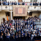 Centenares de alcaldes de Catalunya se reunieron ayer en el Palau de la Generalitat para expresar su rechazo a la condena del 1-O.