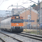 Un tren de la línea R12 a su paso por la estación de Mollerussa.