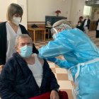 Sanitarias vacunan a este residente de un geriátrico en Cádiz.