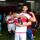 Adrián León abraza a un jugador rival antes de un partido con el Pontevedra, su anterior club.