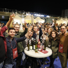 Numerosos visitantes degustando la oferta de vinos de la undécima edición de la Festa del Vi, ayer en la plaza de la Llotja. 