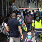 Diverses persones passegen per un carrer de Ceuta.