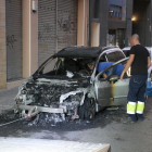 Un incendio afecta a dos coches en Pau Claris 