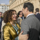 La ministra d’Hisenda saluda el president de la Junta durant els actes pel Dia d’Andalusia.