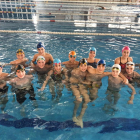 Nadadores del CN Lleida, en foto de archivo, durante un entrenamiento en la piscina cubierta del club.