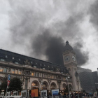 El denso humo del incendio llegó a cubrir el reloj de la céntrica estación de Lyon de París.