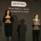 Najat El Hachmi y Maria Barbal, tras recoger los premios Nadal y Josep Pla, respectivamente.