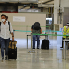 Varias personas a su llegada a la terminal 4 del aeropuerto de Madrid-Barajas.