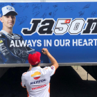 Marc, ahir al firmar al mural dedicat al malaguanyat Jason Dupasquier, que va morir a Mugello.