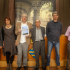 El guanyador, Josep Civit (3r per l’esquerra), al costat del poeta Jordi Pàmias ahir a Guissona.