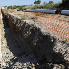 La zanja donde se colocará la conducción para el riego de 730 hectáreas del municipio de Castelldans.