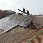 Imatge de la instal·lació de les plaques solars a la teulada de l’ajuntament de Torrefarrera.