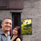 Autoretrat de Jordi Jové i Espe Pons davant el Three Shadows Photography Art Centre de Pequín.