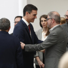 El presidente del Gobierno central, Pedro Sánchez, y el líder de CCOO, Unai Sordo, ayer, en Madrid.