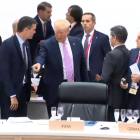 El moment en què Trump assenyala Sánchez el lloc on s’ha d’asseure a la taula del plenari.