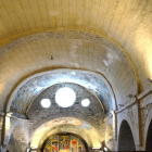 Una vista de la bóveda de cañón deformada de la iglesia románica de Santa Maria de Arties.