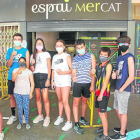 Un grupo de adolescentes que ayer recibieron la primera dosis en el Espai MerCAT de Tàrrega.  